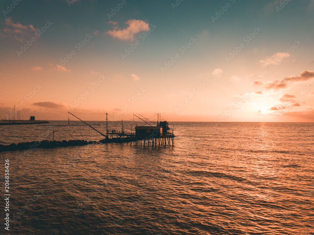 Trabucco per pesca nel mare al tramonto