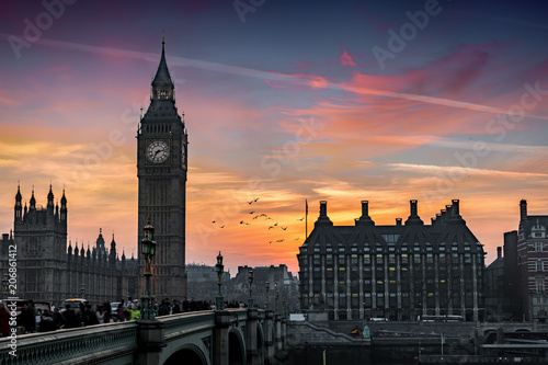Der Big Ben Turm und die Westminster Brücke in London bei Sonnenuntergang