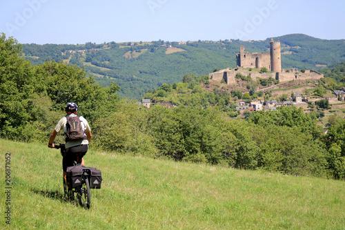 À vélo sur la colline du Bastit avec une vue sur la forteresse royale de Najac, Aveyron, France