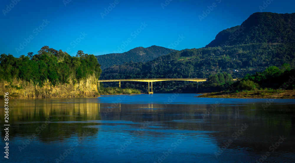 ponte sobre rio