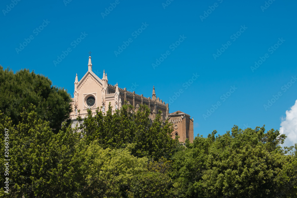 Antica cattedrale di San Francesco a Gaeta immersa nella verde vegetazione