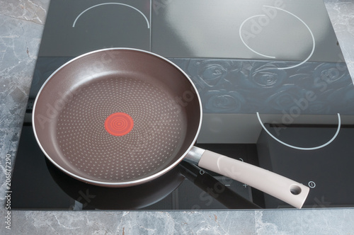 Obraz na płótnie Empty frying pan on electric stove