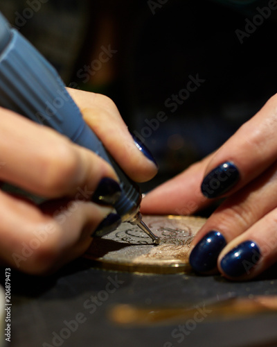 engraver engrave the drawing on the sketch.