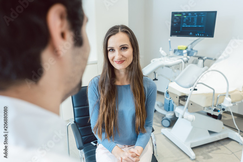 Foto Woman visiting the gynecologist doctor in his office
