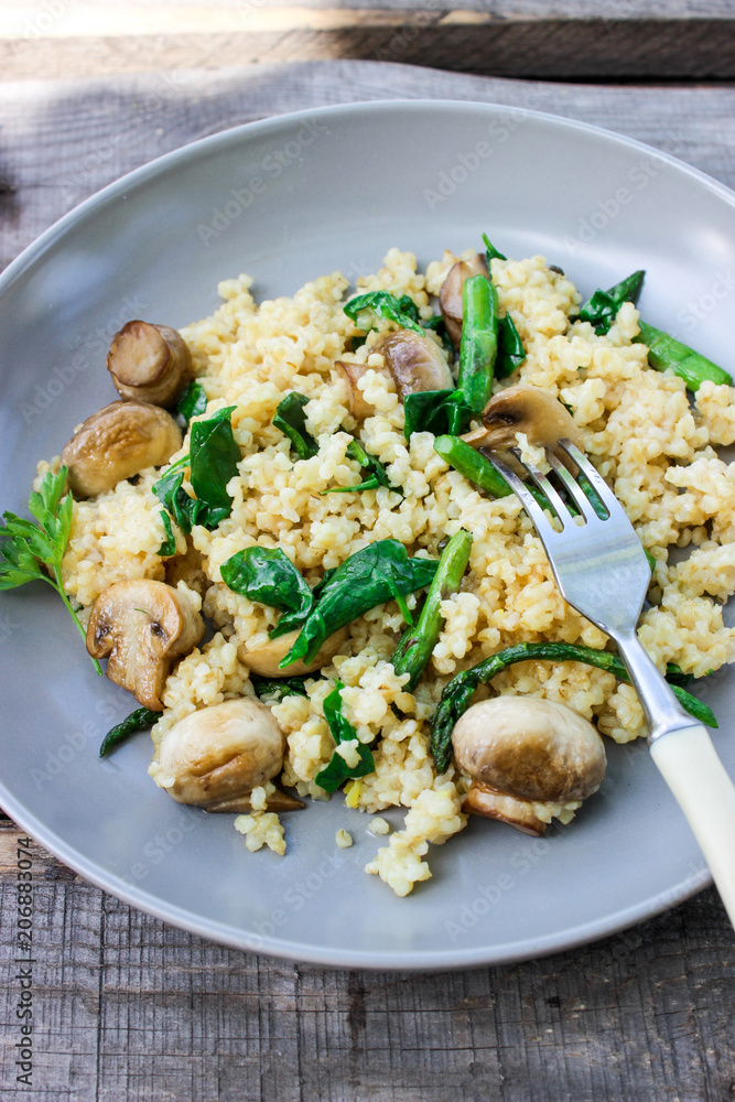 Warm bulgur salad with fried mushrooms, asparagus and spinach Warm bulgur salad with fried mushrooms, asparagus and spinach