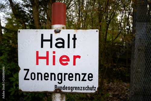 Quadro em tela Schild an der ehemaligen innerdeutschen Grenze mit der Aufschrift halt hier Zon