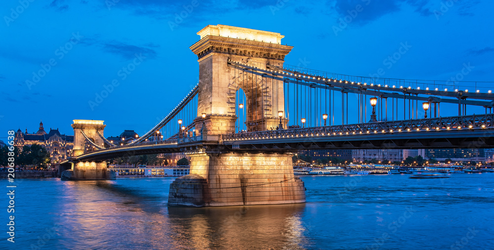 Obraz premium Chain Bridge in dusk