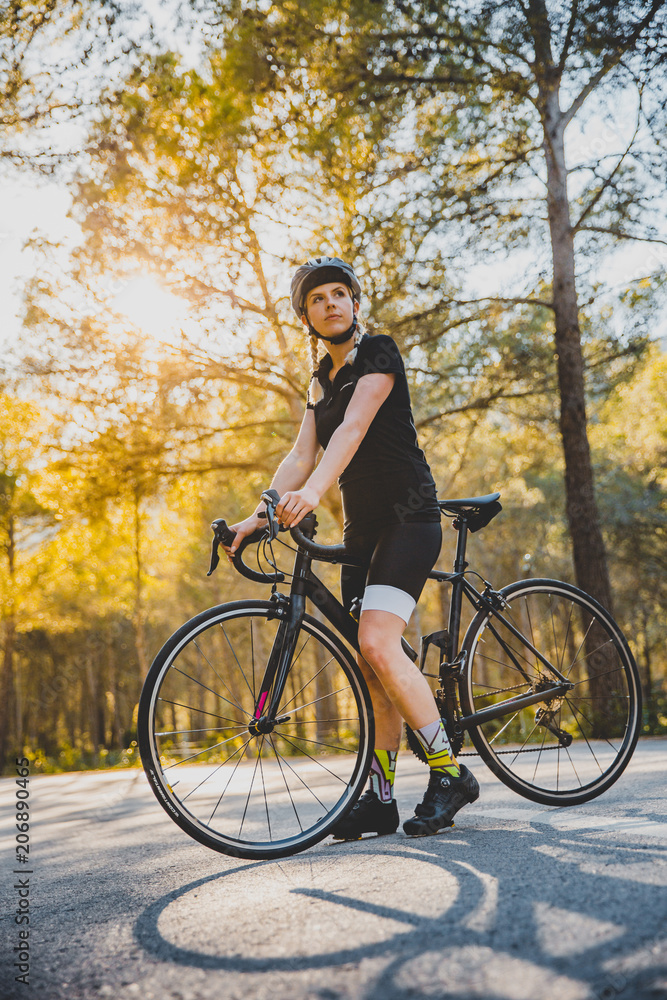 Obraz premium Fahrradfahrerin auf der Strasse, Cycling Girl Mallorca auf einem Rennrad
