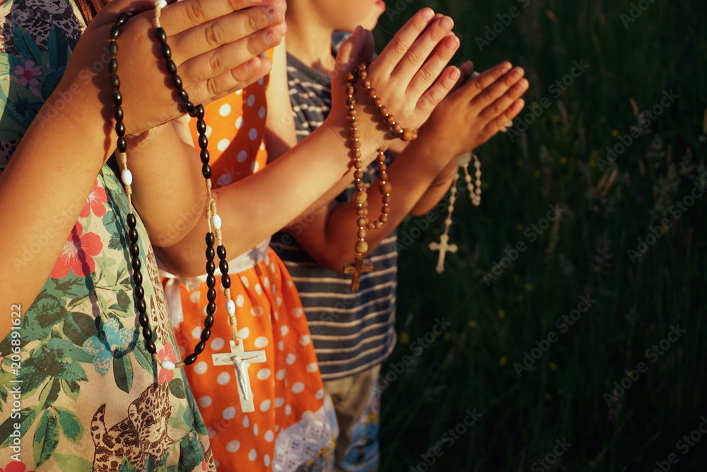 Fototapeta premium children pray on rosaries