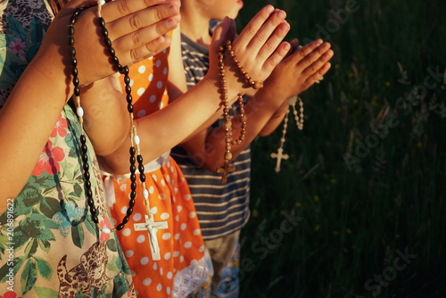 children pray on rosaries