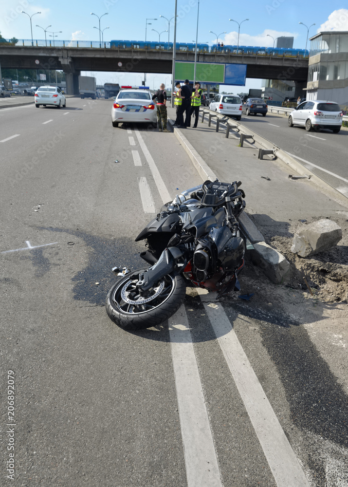 Fototapeta premium Wypadek motocyklowy na miejskiej drodze