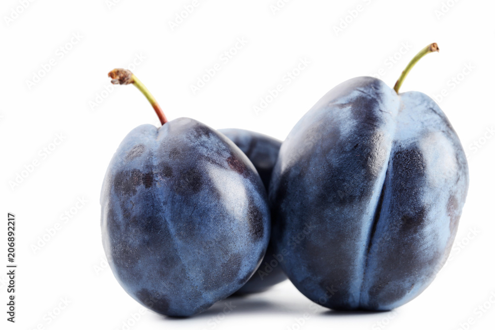 Obraz premium Ripe plums isolated on white background