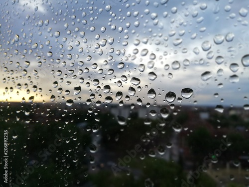 Ventana con gotas de lluvia