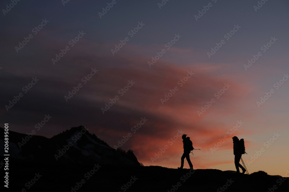 Gruzja, Park Narodowy Borjomi – Kharagauli - sylwetki turystów o zachodzie słońca w okolicach góry Lomis Mta 