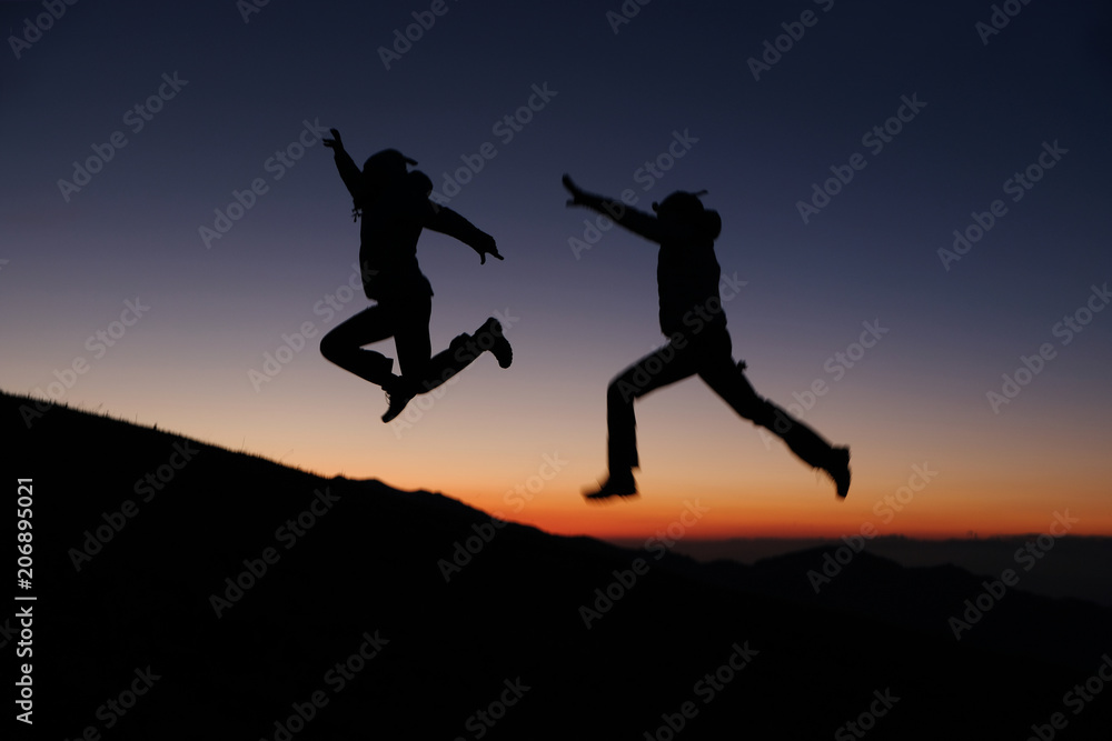 Sylwetki skaczących osób o zachodzie słońca w górach - Gruzja, Park Narodowy Borjomi – Kharagauli 