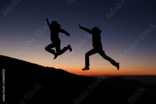 Sylwetki skaczących osób o zachodzie słońca w górach - Gruzja, Park Narodowy Borjomi – Kharagauli 