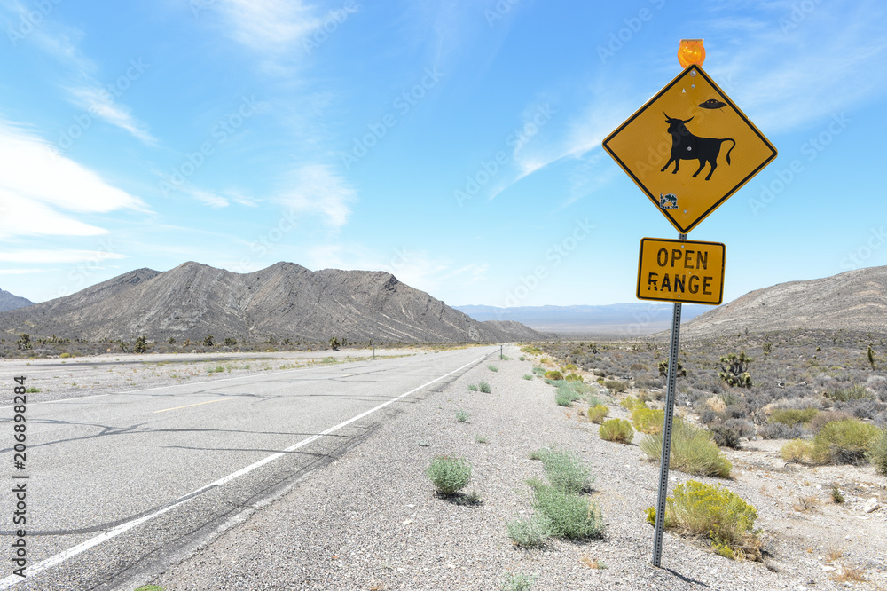 Panneau sur la route Extraterrestre dans le désert du Nevada aux USA