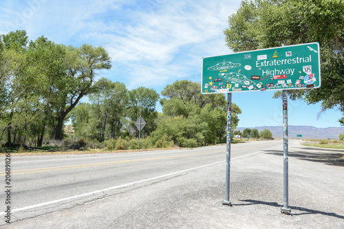 Panneau sur la route Extraterrestre dans le désert du Nevada aux USA photo