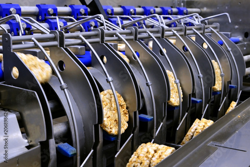 conveyor automatic tape for the production of useful whole-grain extruder crispbread