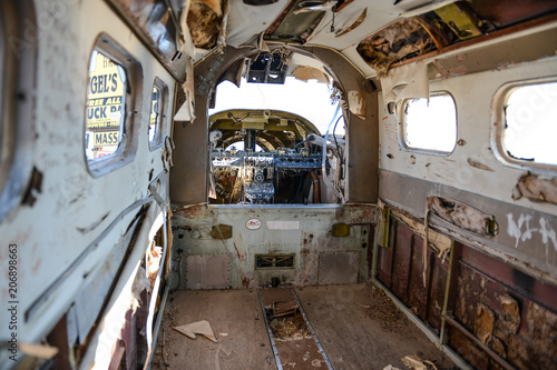 Intérieur d'une carcasse d'avion dans le désert du Nevada photo