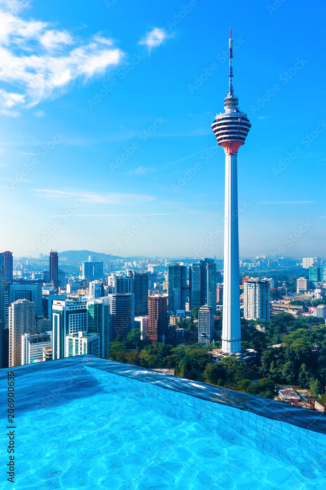 Fototapeta premium Luxury Swimming pool on rooftop with beautiful cityscape of Kuala lumpur