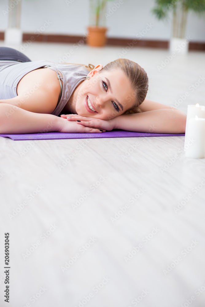 Obraz premium Young woman exercising in sports hall in healthy concept