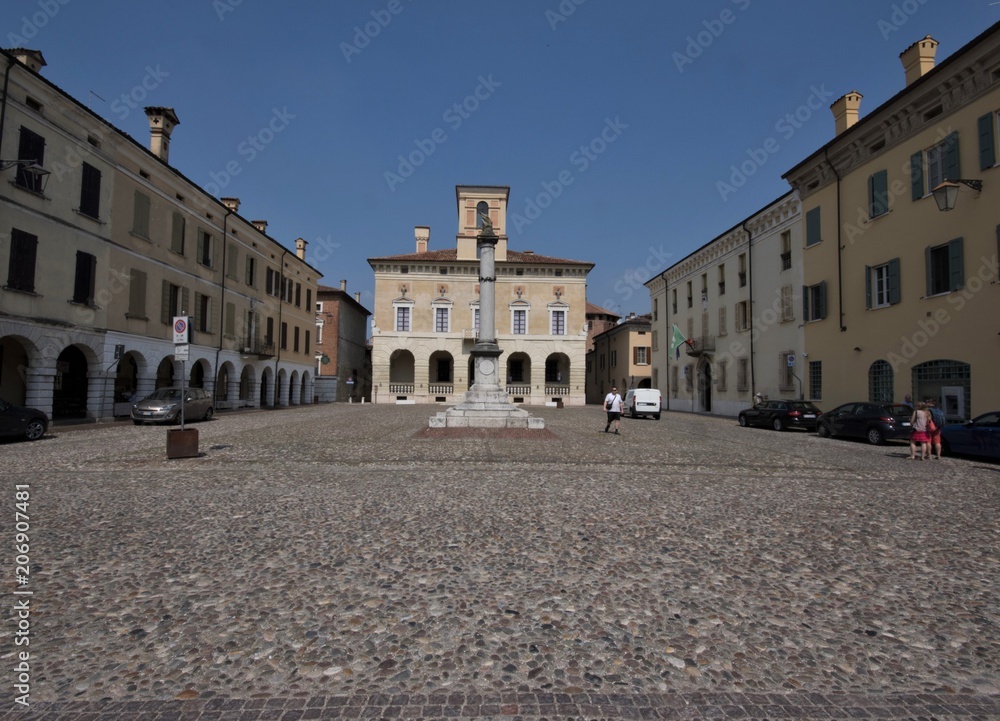 Sabbioneta, in provincia di Mantova, Italia. La Piazza Ducale ed il Palazzo Ducale..