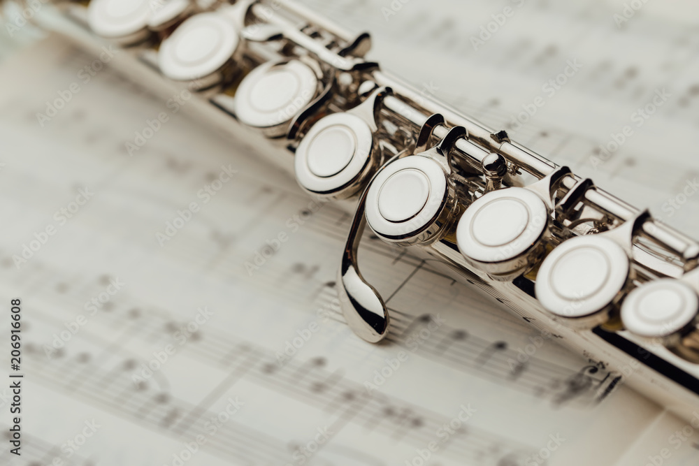 Fototapeta premium transverse flute on music sheet