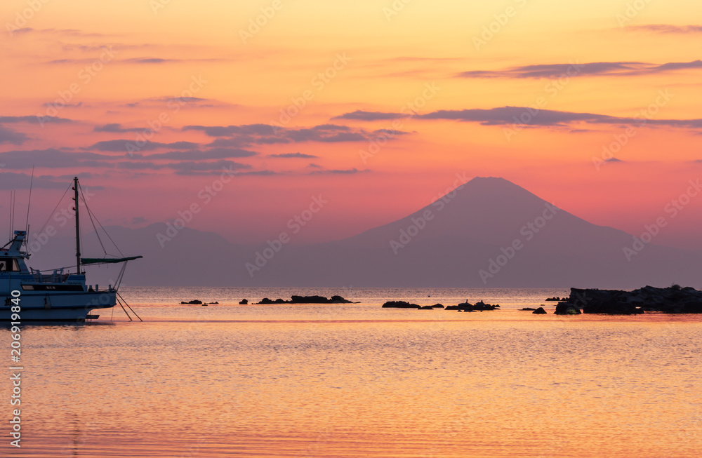 三浦市海外から夕焼け富士山