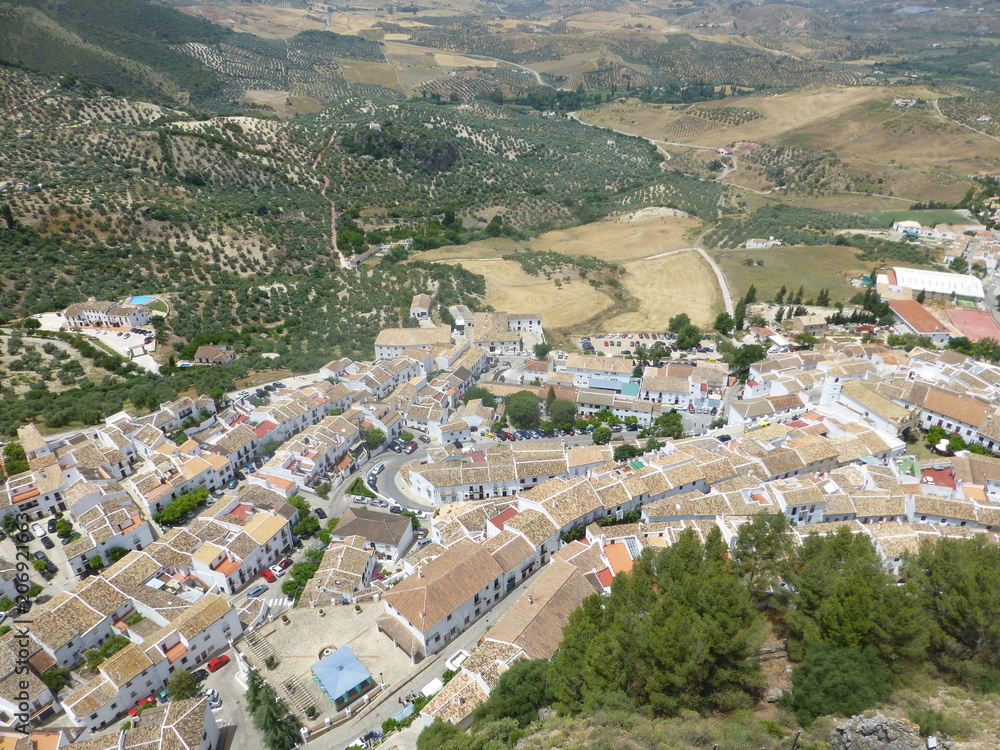 Fototapeta premium Zahara de la Sierra, pueblo blanco de Cádiz, Andalucía (España). Se encuentra en el centro del Parque natural Sierra de Grazalema