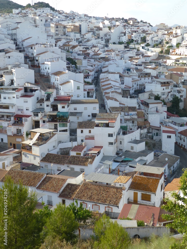 Álora, pueblo español de la provincia de Málaga, en la comunidad autónoma de Andalucía (España)  situado en  la comarca del Valle del Guadalhorce