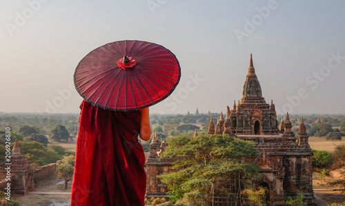 Foto A monk at ancient temple in Bagan, Myanmar