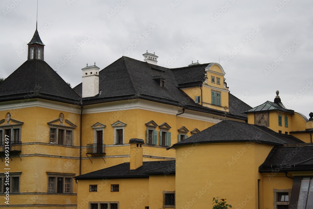 Obraz premium Yellow palace architecture in salzburg