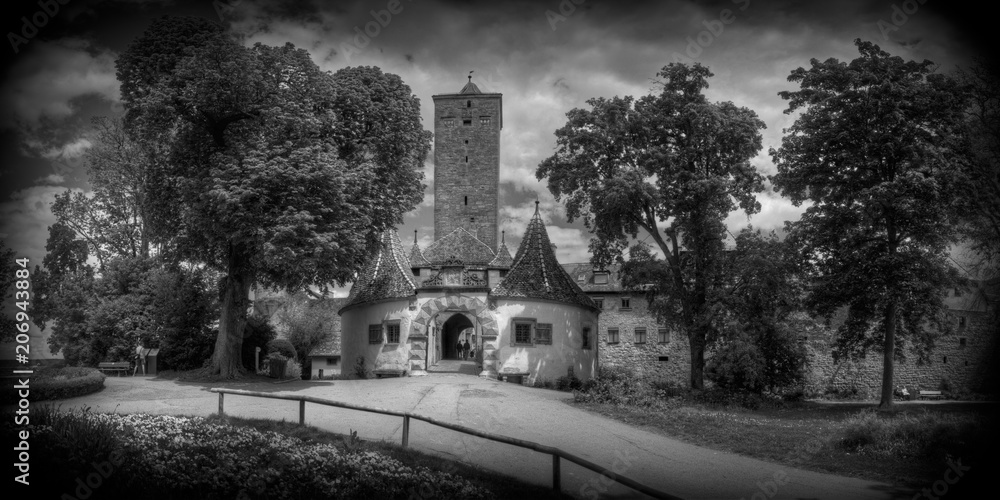Der Burggarten mit Wachturm in Rothenburg ob der Tauber in Schwarzweiß