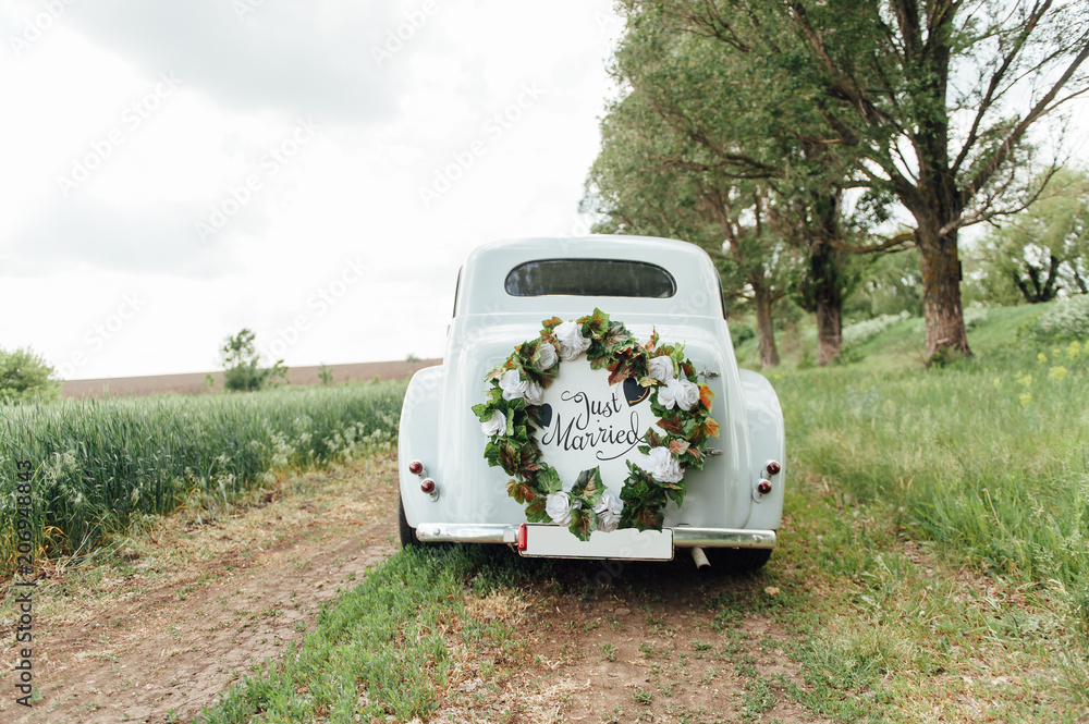 Obraz premium Piękny ślubny samochód z talerzem JUST MARRIED