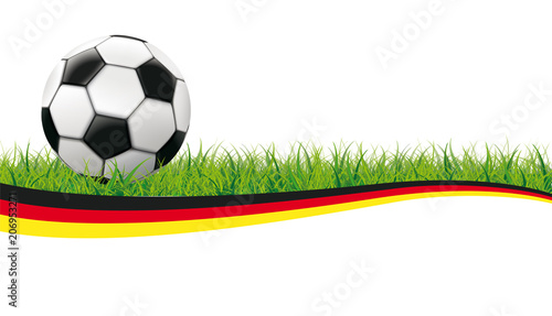 Fu  ball auf dem gr  nen Rasen Deutschland Flagge