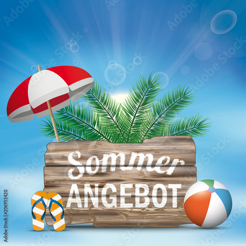 Sommerangebot Holzschild mit Strandball, Palmen, Sonnenschirm und Flipflops vor dem blauen Himmel