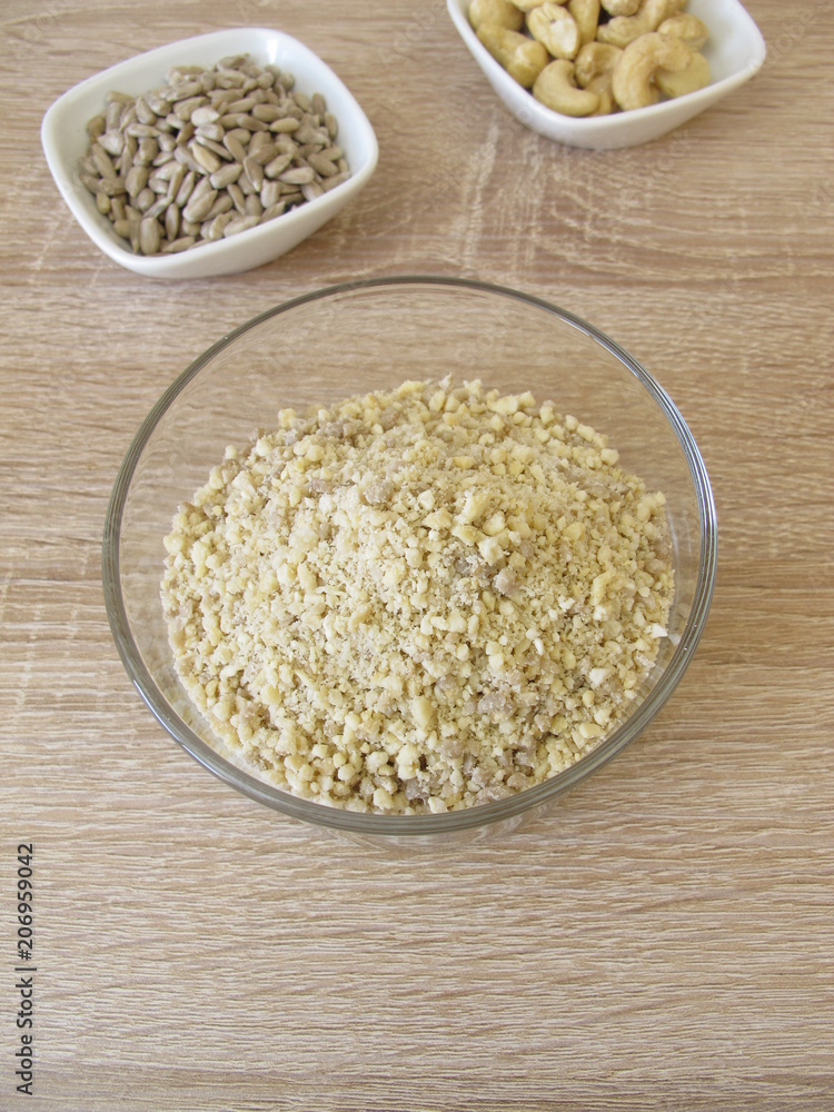 Selbst gemachter veganer Reibekäse, Pizzakäse aus Cashewkernen und Sonnenblumenkernen Selbst gemachter veganer Reibekäse, Pizzakäse aus Cashewkernen und Sonnenblumenkernen