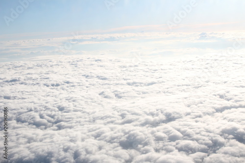 красивые белые облака в голубом небе вид сверху 