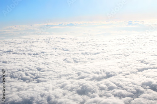 красивые белые облака в голубом небе вид сверху         © Valentina A