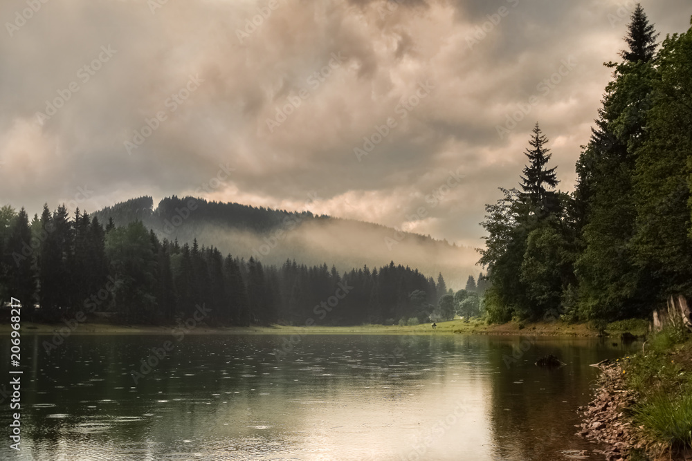 Regen, Nebel und dicke Wolken am See Regen, Nebel und dicke Wolken am See