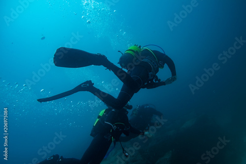 three divers in immersion © Simone Tognon