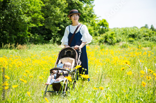 ベビーカーで散歩する親子（母と子）