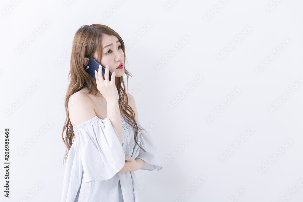 スマートフォンを使う女性 スマートフォンを使う女性