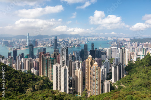 Panoramablick auf die Skyline von Hong Kong an einem sonnigen, klarem Tag