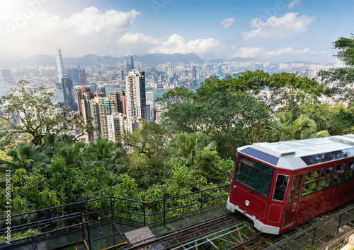 Blick auf die beliebte Peak Tram und die moderne Skyline von Hong Kong an einem sonnigen Tag