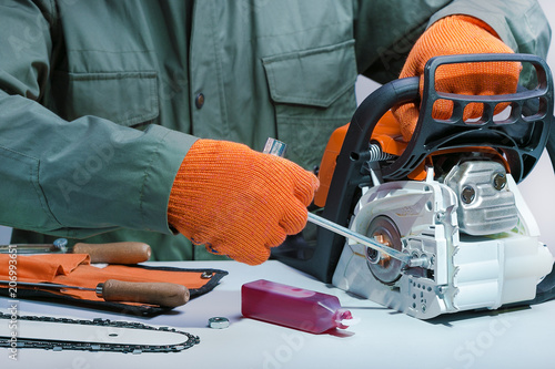 Fotografía Professional technician working by repair service