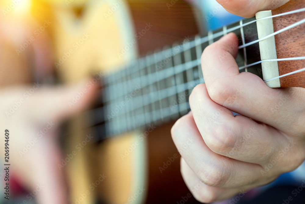 Fototapeta premium ręce grając na gitarze z bliska