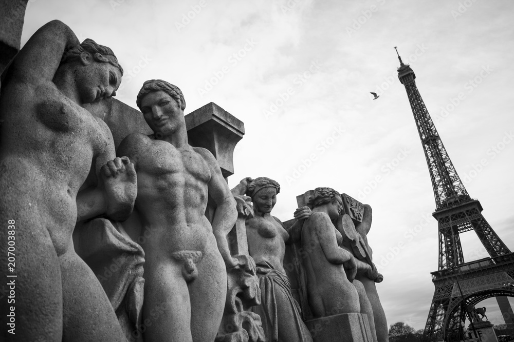 escultura y torre esiffel
