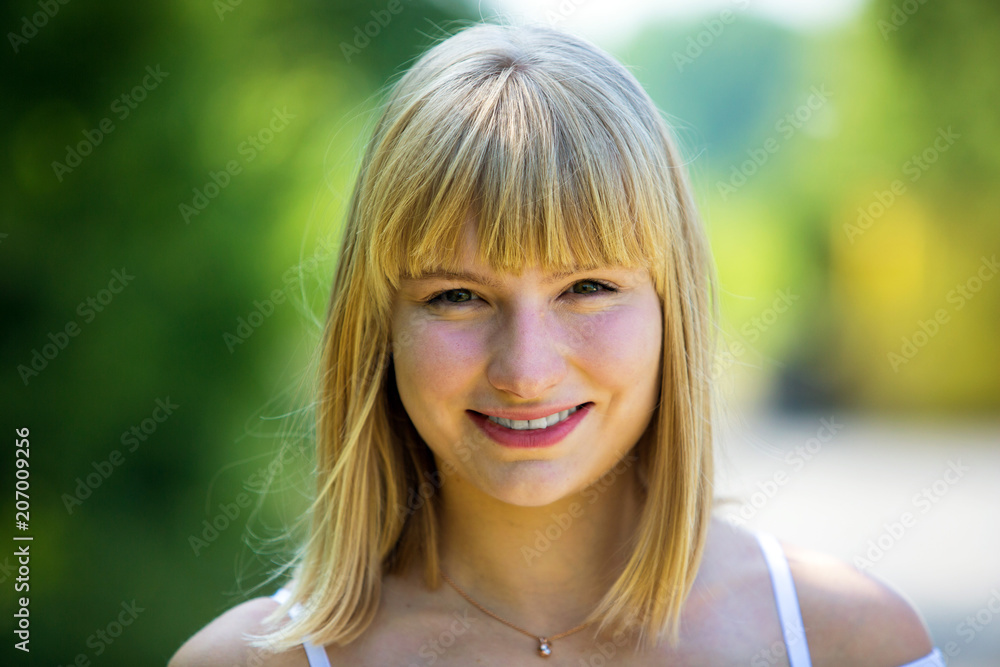 Portrait einer lachenden jungen Frau im Sommer Portrait einer lachenden jungen Frau im Sommer